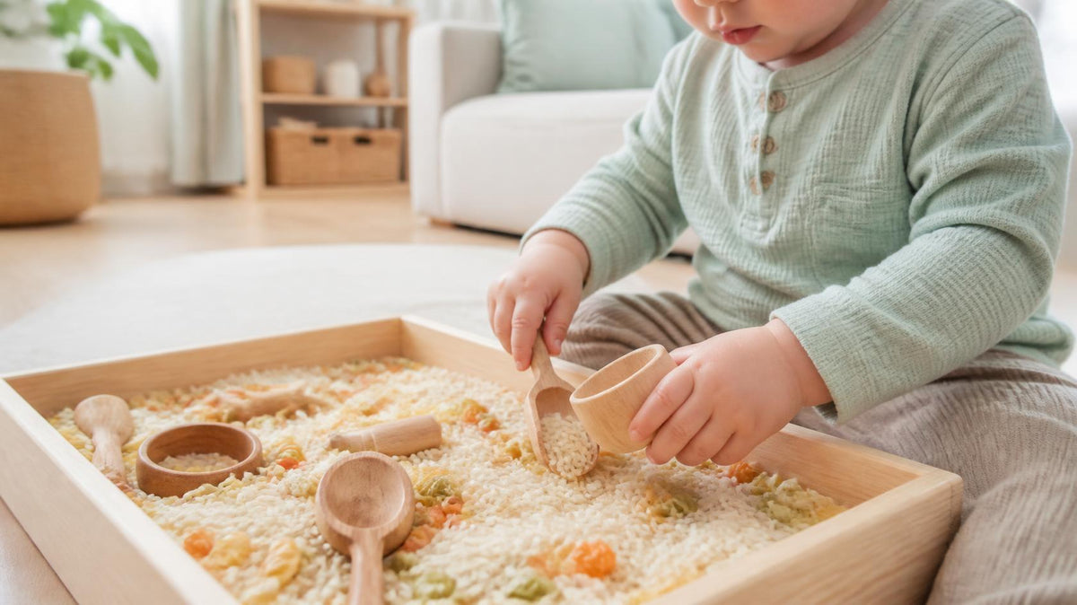 kindje spelen met rijst in sensorische speelbak