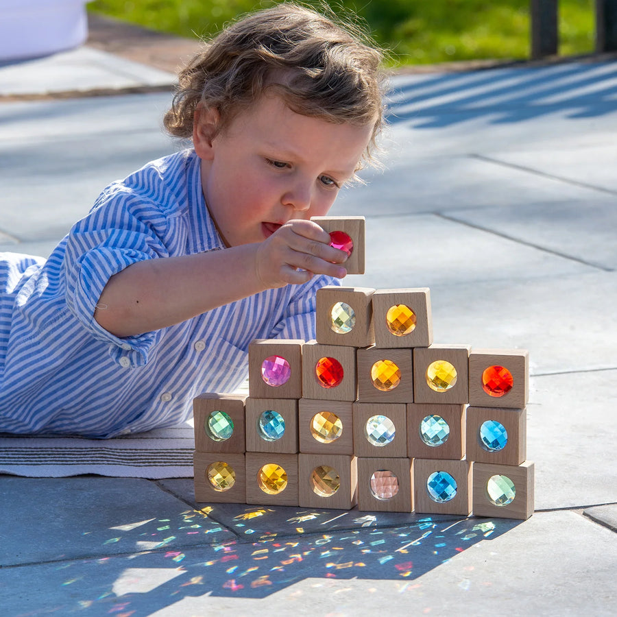 Kind buiten spelen met Tickit stapeltoren