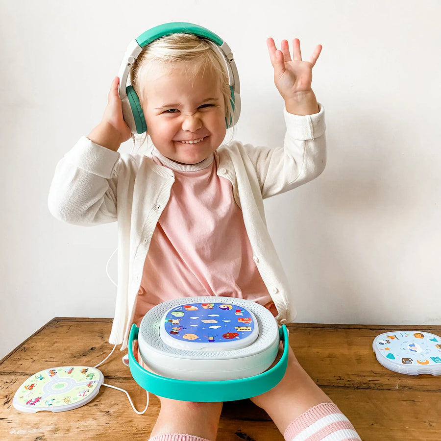 Kindje met koptelefoon en timio player