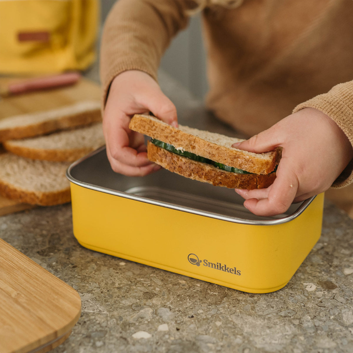 Smikkels | lunchbox geel met bamboo deksel 900ml