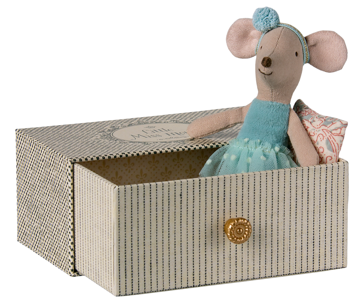 Maileg | Little Sister Dancing Mouse on the Daybed