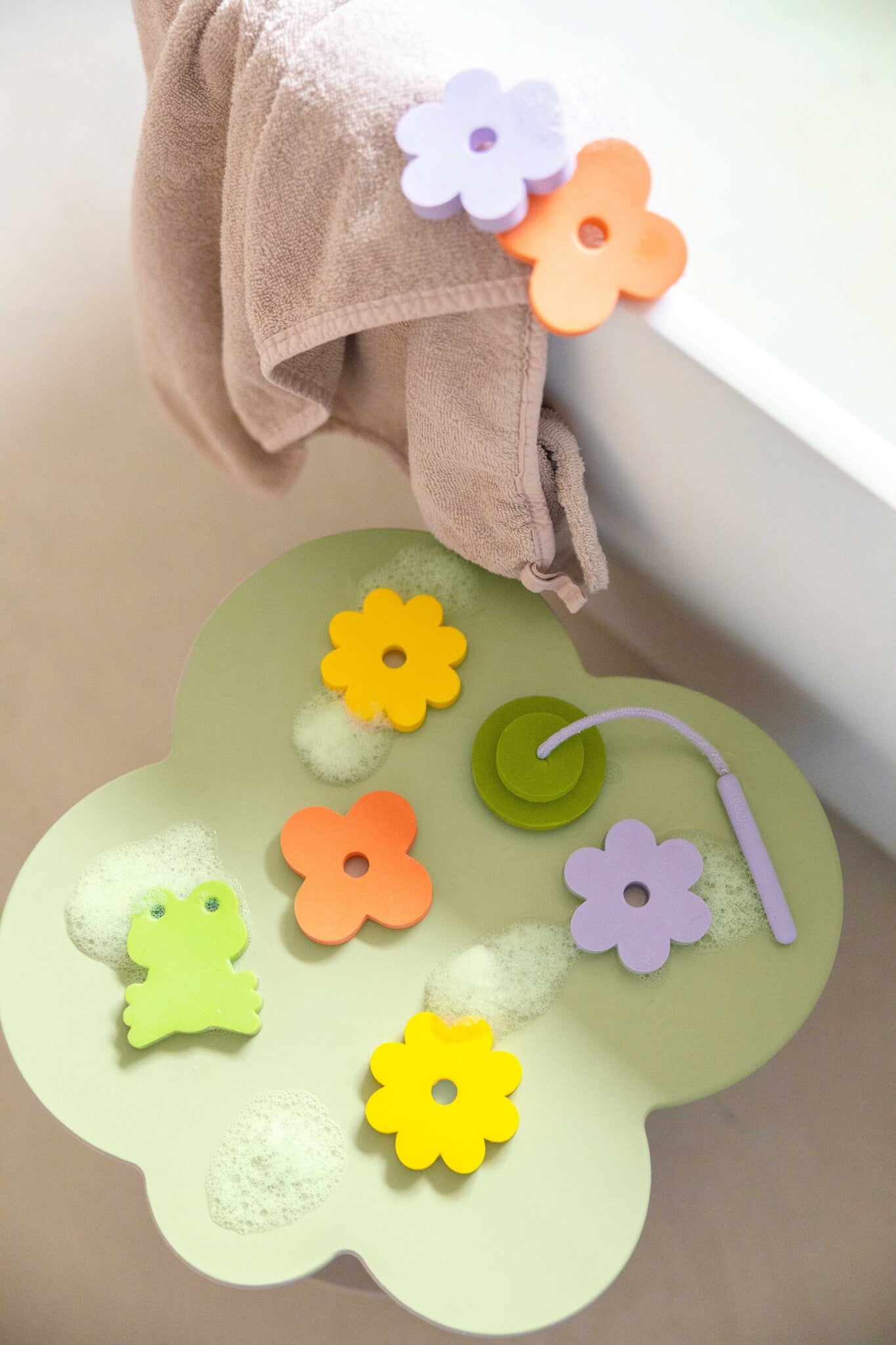 Quut  | Fishing Bath Stickers - Frog Pond
