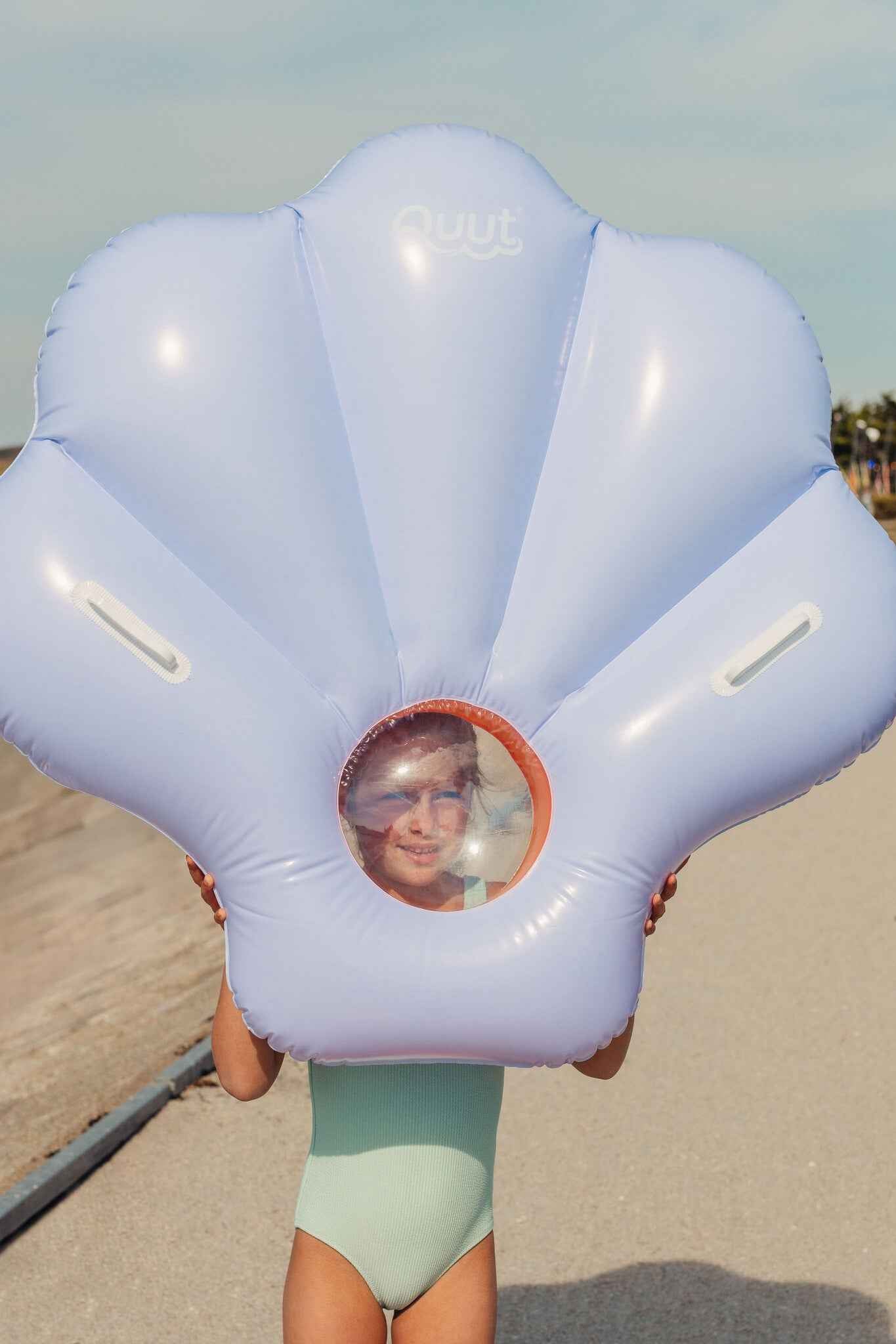 Quut | Inflatable Seashell Float