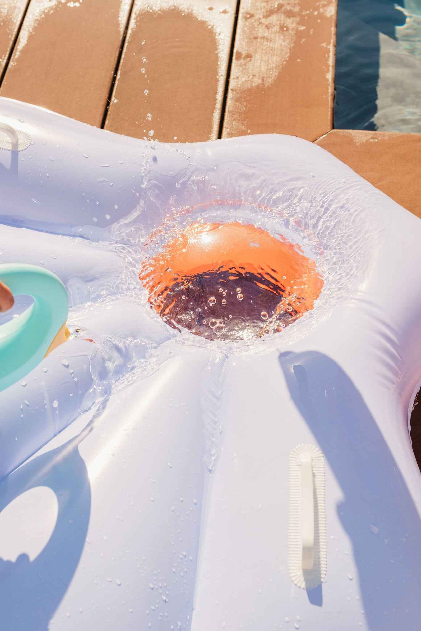Quut | Inflatable Seashell Float