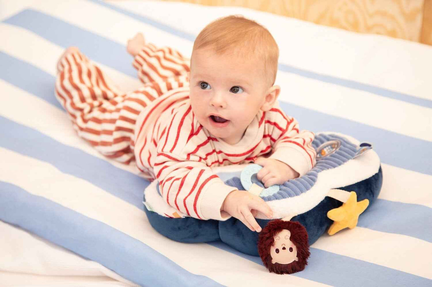 Lilliputiens | Jules Activity Cushion