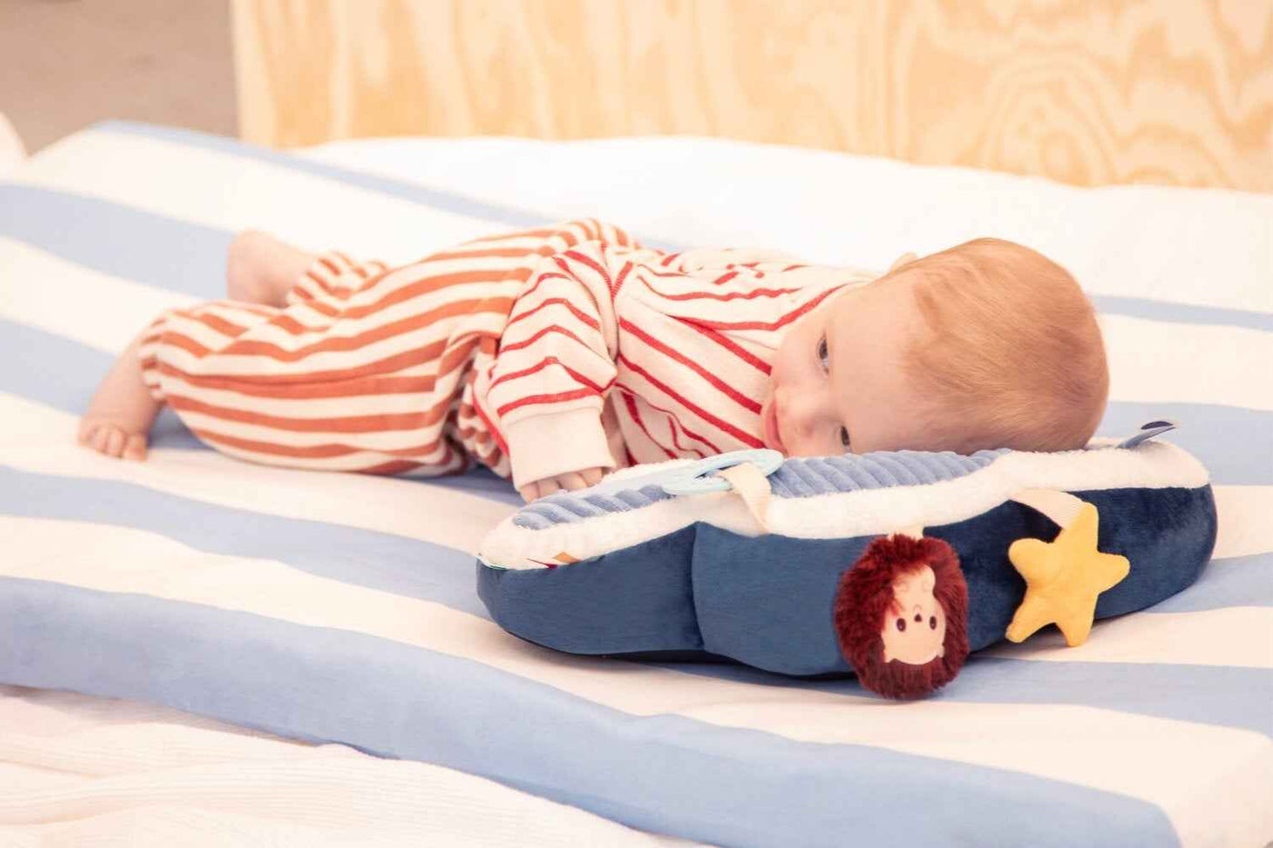 Lilliputiens | Jules Activity Cushion