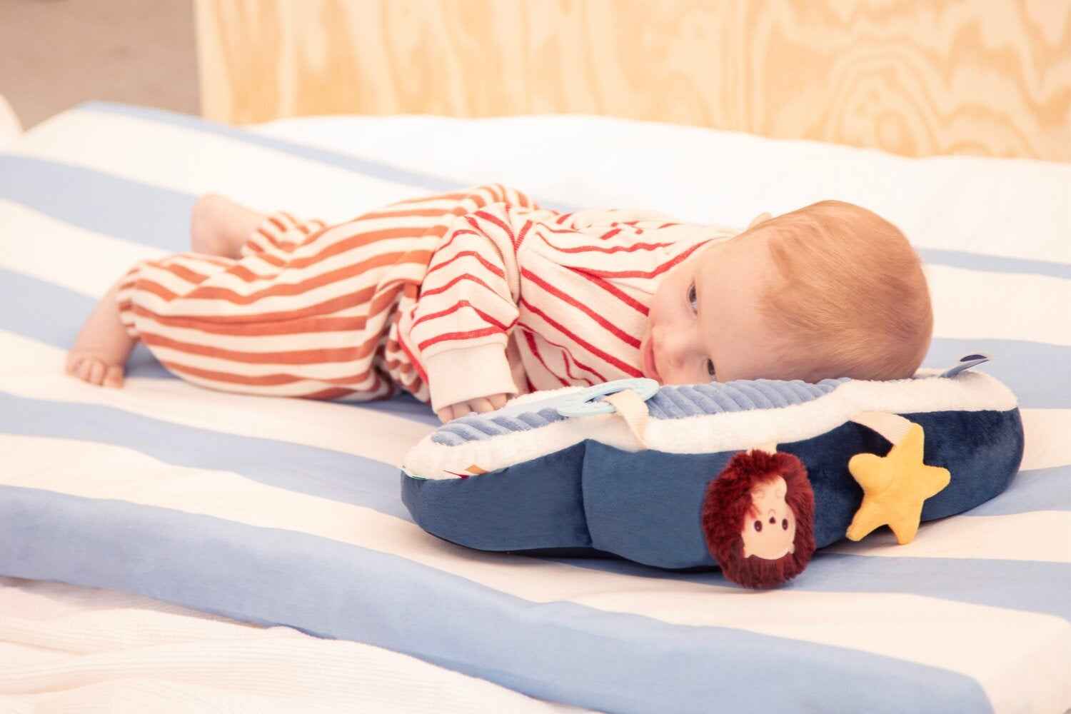 Lilliputiens | Jules Activity Cushion