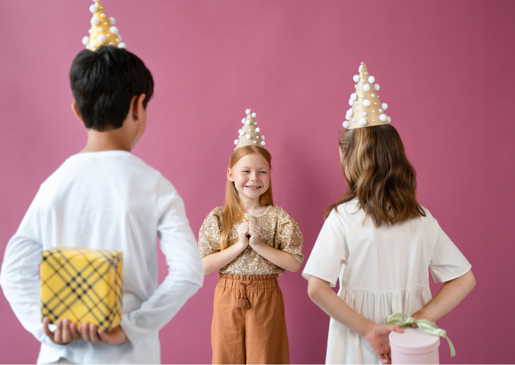 Kinderen die verjaardag vieren met cadeautjes