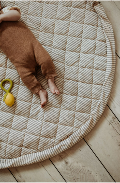 Play & go| organic babyspeelkleed & reistas - stripes blue