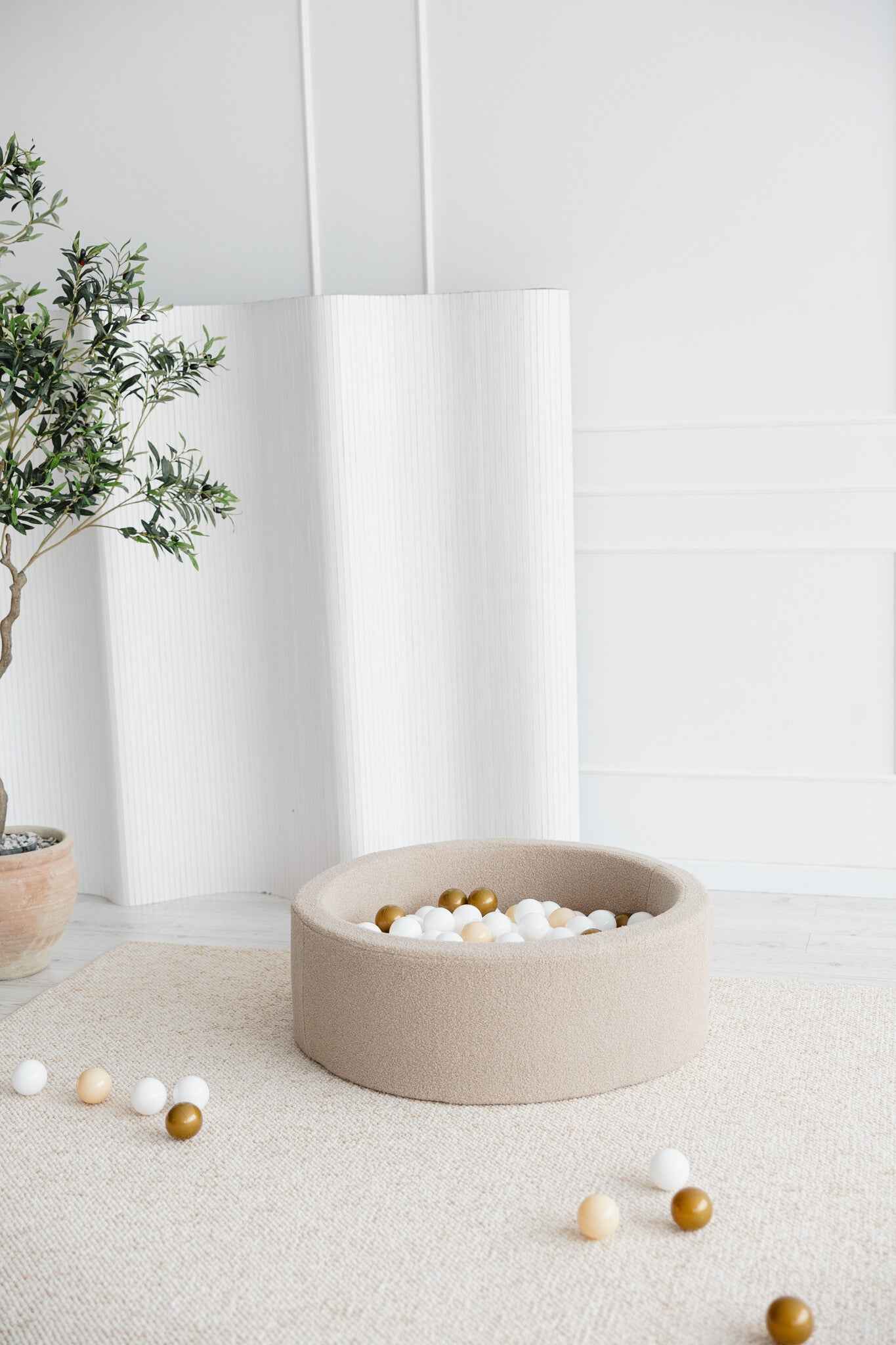 Moje | Bouclé Ball Bath - Beige 90x30 cm + Balls