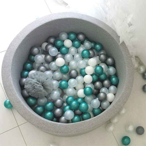 Grey ball pit with 200 white-pearlescent transparent silver-metallic turquoise balls