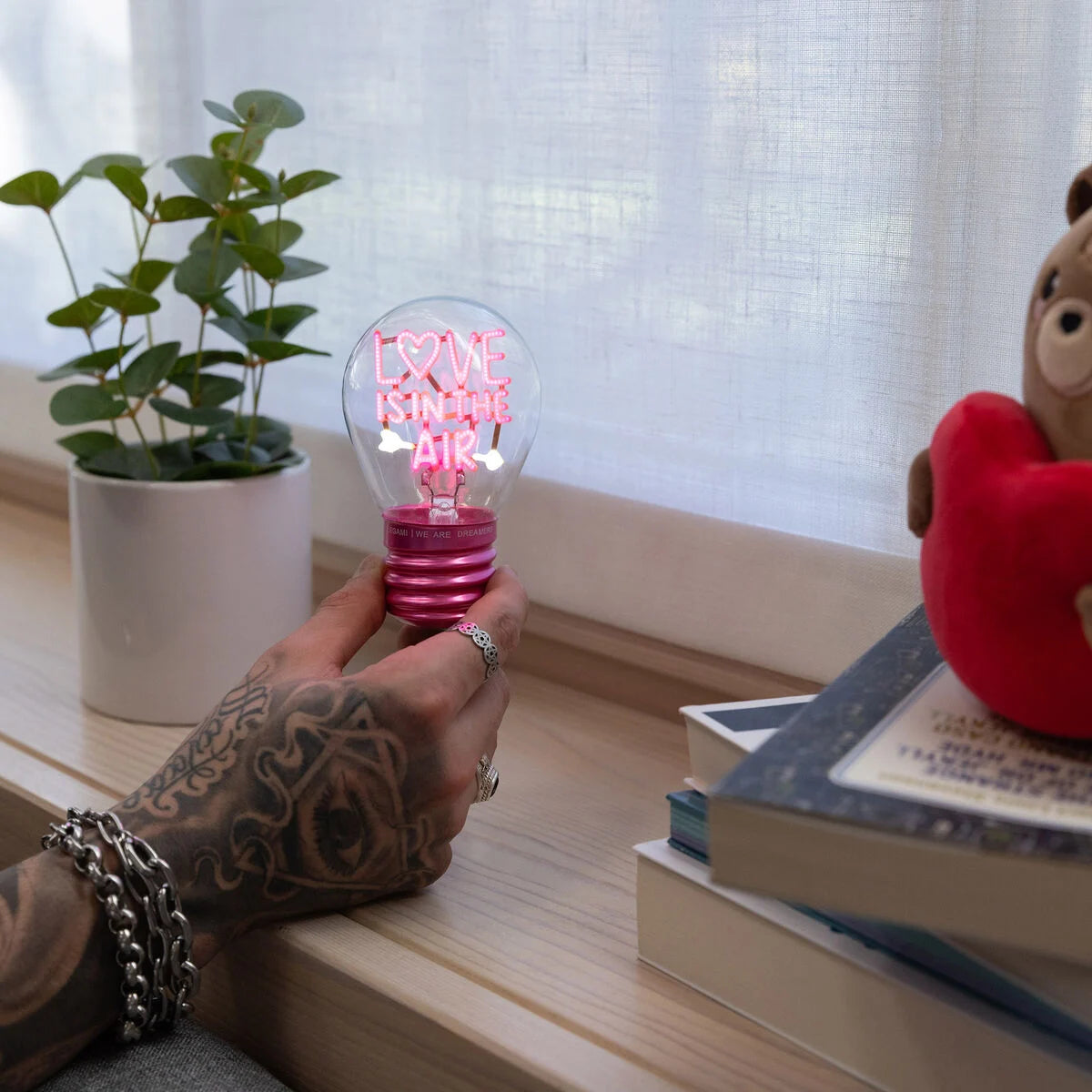 Legami | Decoratieve Tafellamp In De Vorm Van Een Gloeilamp - Love is in the Air - Bulb Fiction