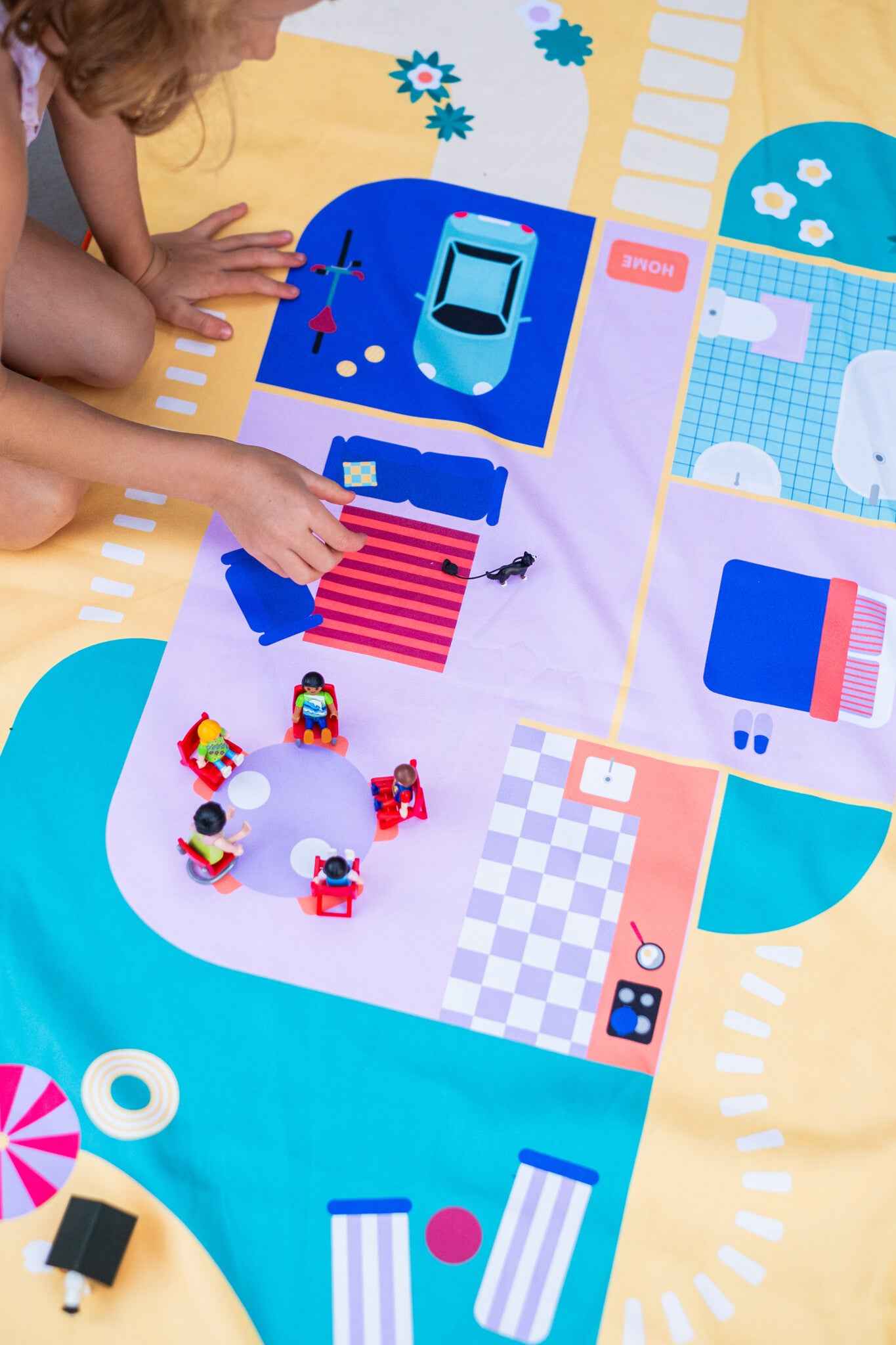 Quut | Play Towel L (180 x 100cm) Doll House