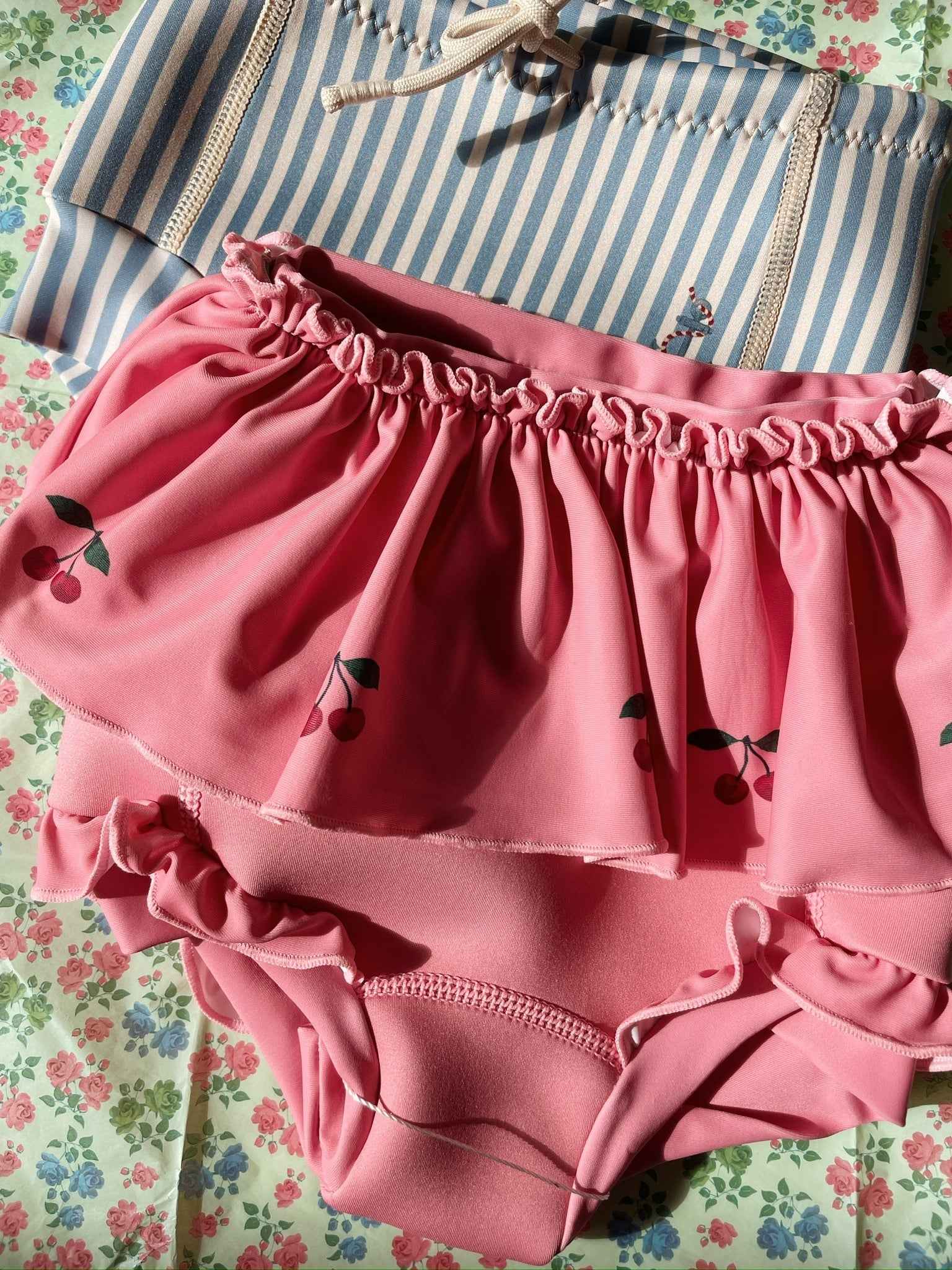 Konges Slojd | Bobbi Frill Swim Shorts Strawberry Ice