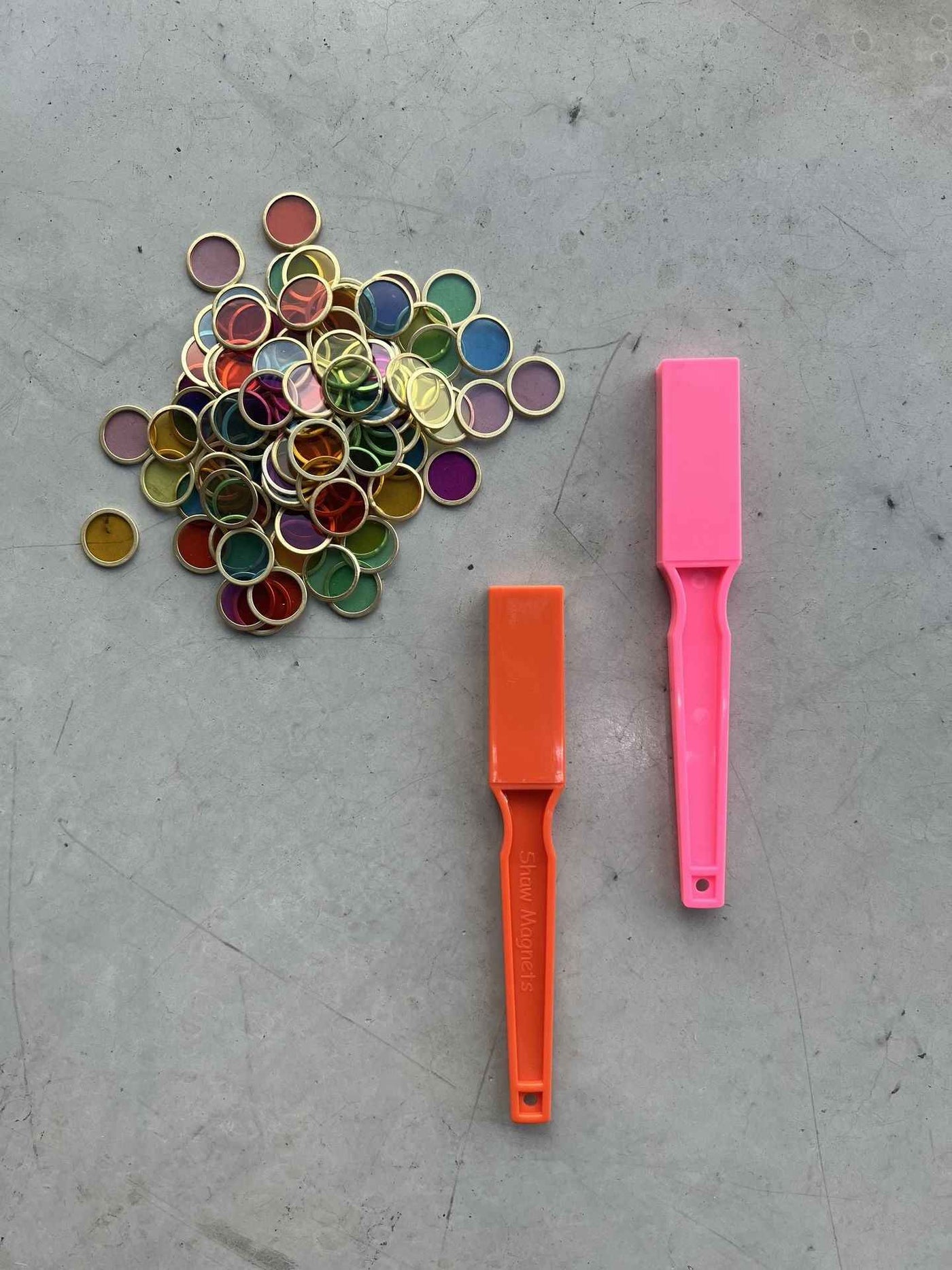 Shaw Magnets | 2 Magnetic Wands & 100 Mag Chips Orange/Pink