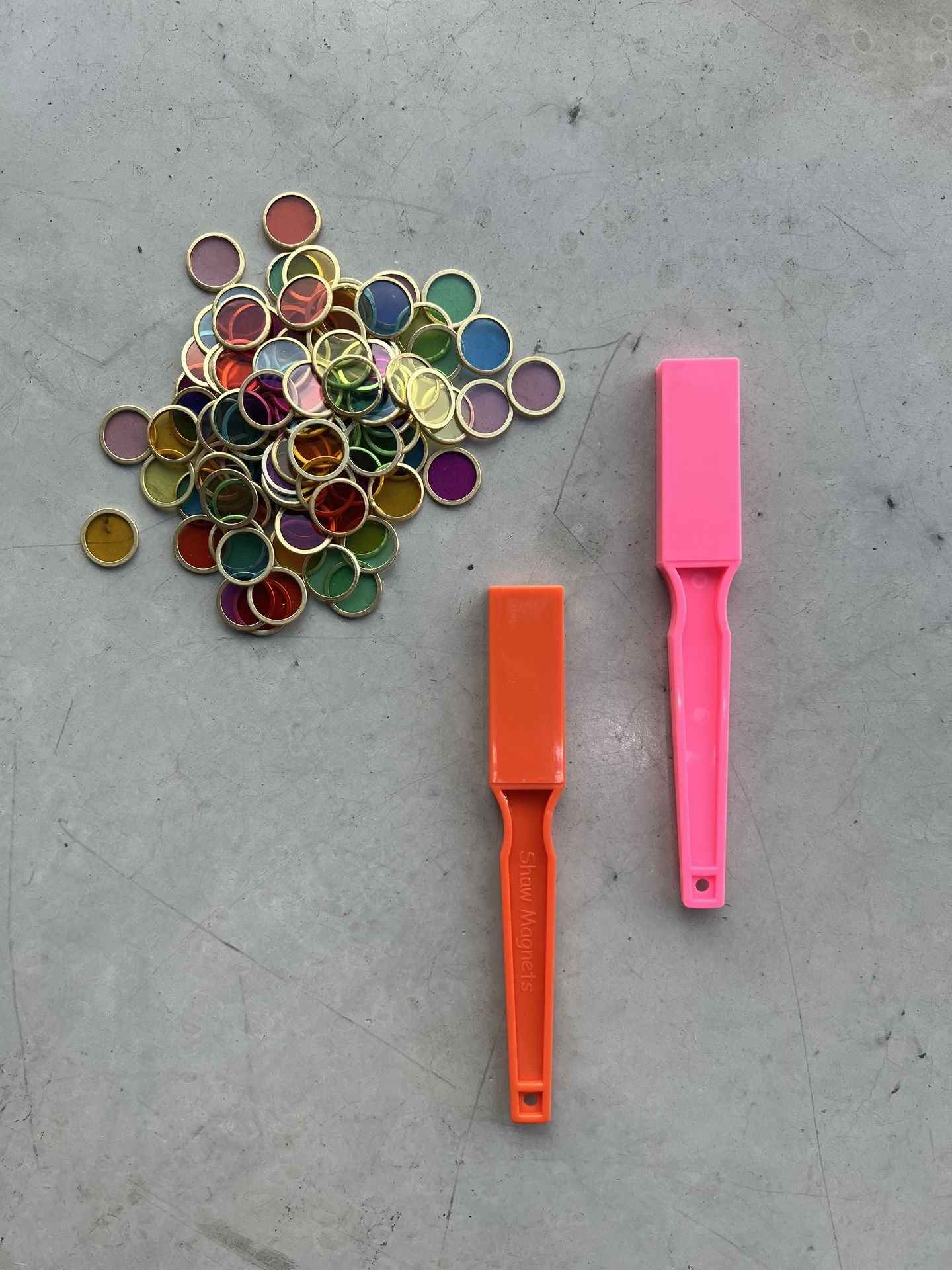 Shaw Magnets | 2 Magnetic Wands & 100 Mag Chips Orange/Pink