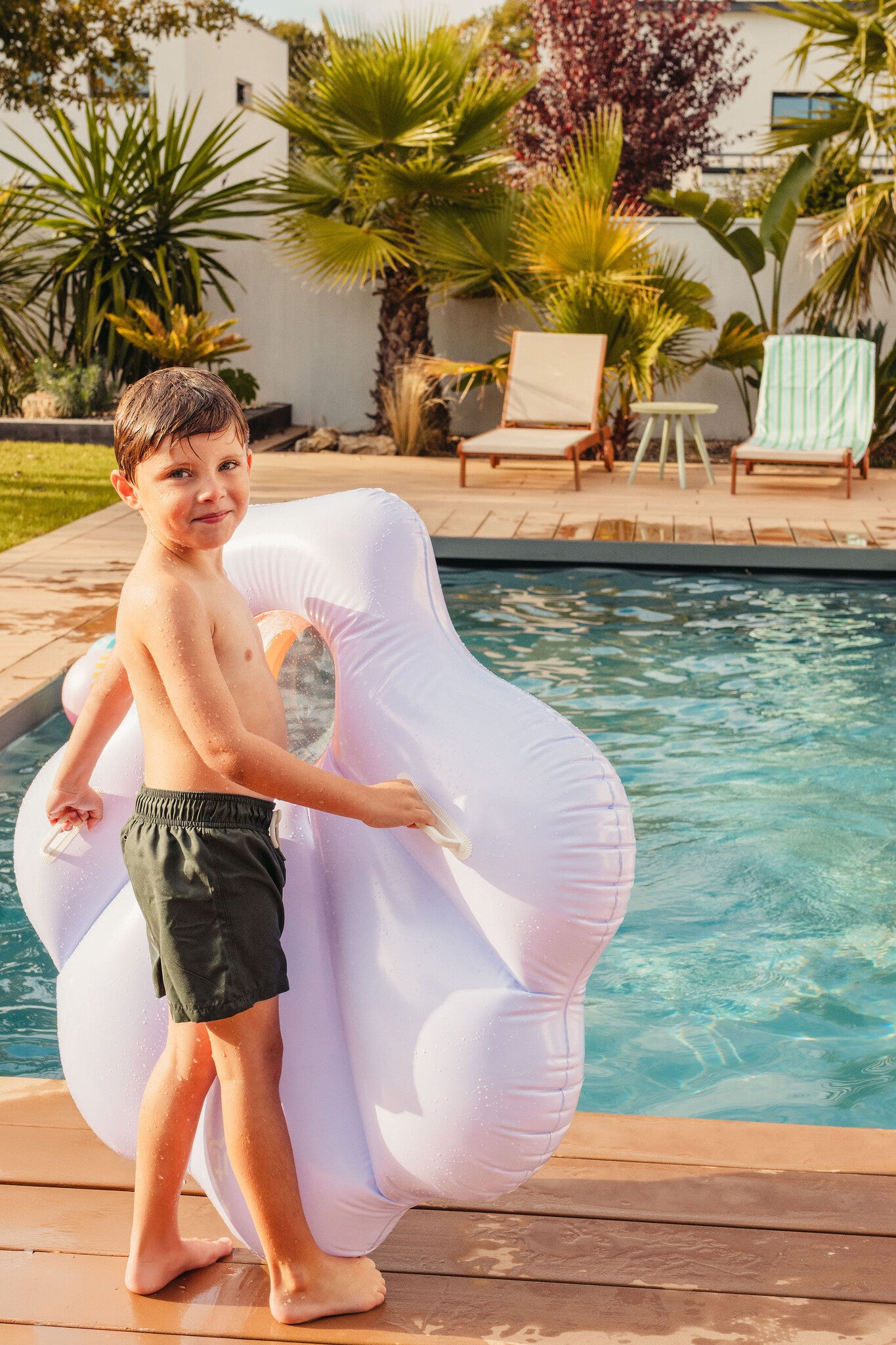 Quut | Inflatable Seashell Float