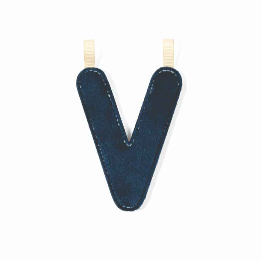 Lilliputiens | Letter V In Reversible Phosphorescent Material