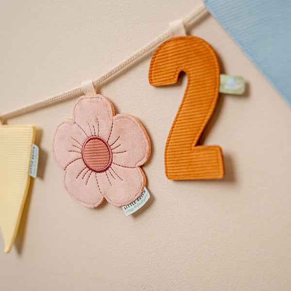Little Dutch Letter C String Element