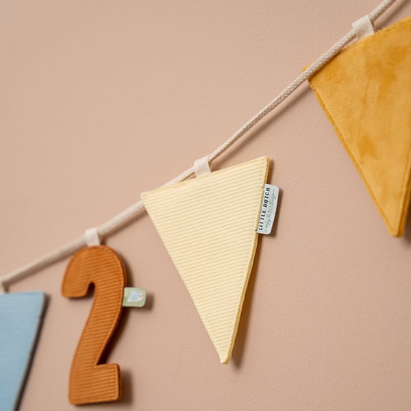 Little Dutch slinger element letter B