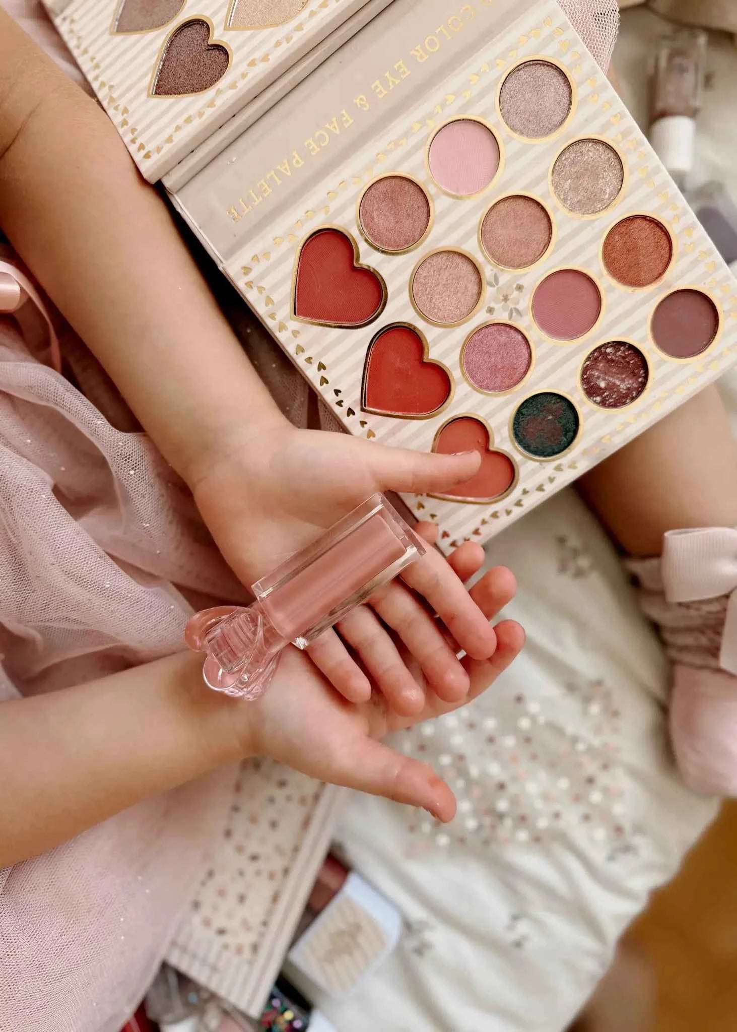 Mrs Ertha | Glimmies Veganistische Lipgloss Met Smaakje Nude Pink Strawberrie Flavor