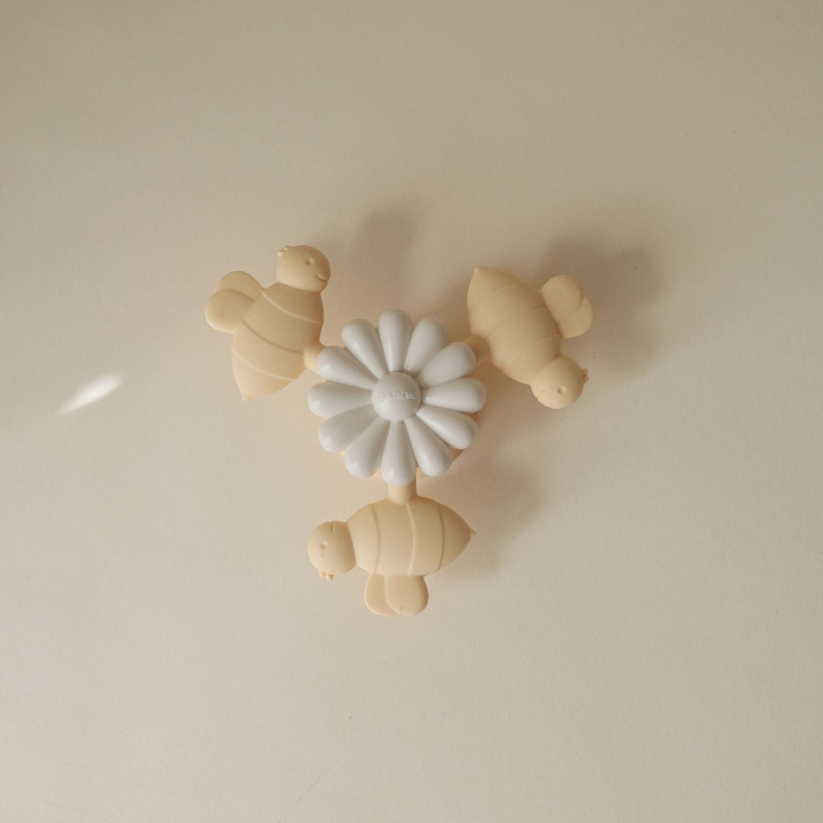 Mushie | Activiteitenspeelgoed Bee Suction Spinner