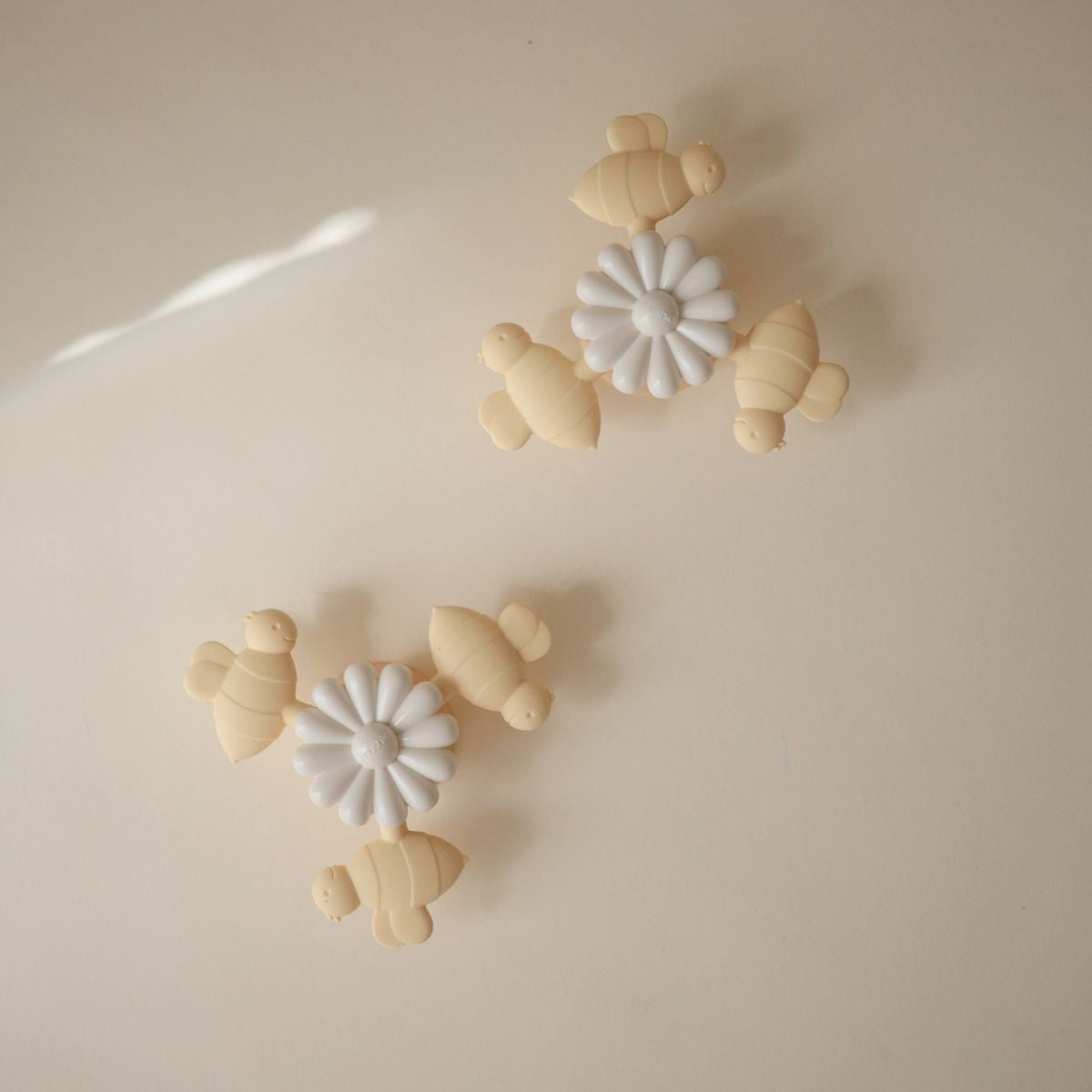 Mushie | Activiteitenspeelgoed Bee Suction Spinner