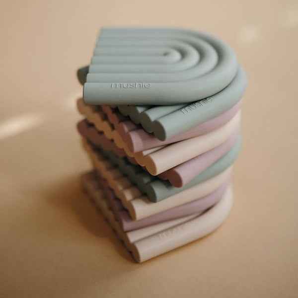 Mushie bijtring Rainbow cambridge blue