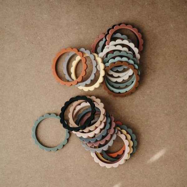 Mushie Flower bijtring armband Black