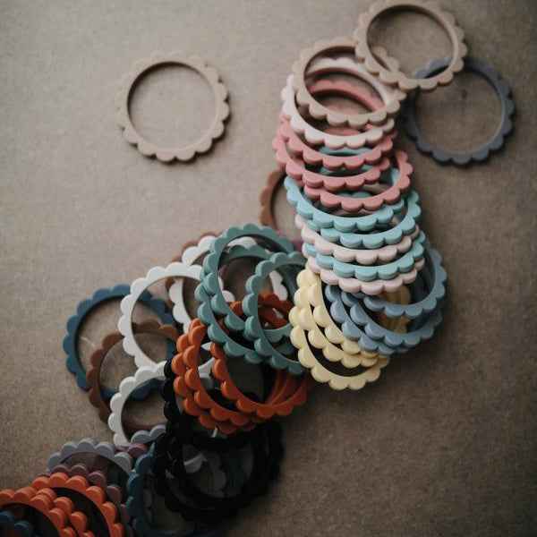 Mushie Flower bijtring armband Cambridge blue