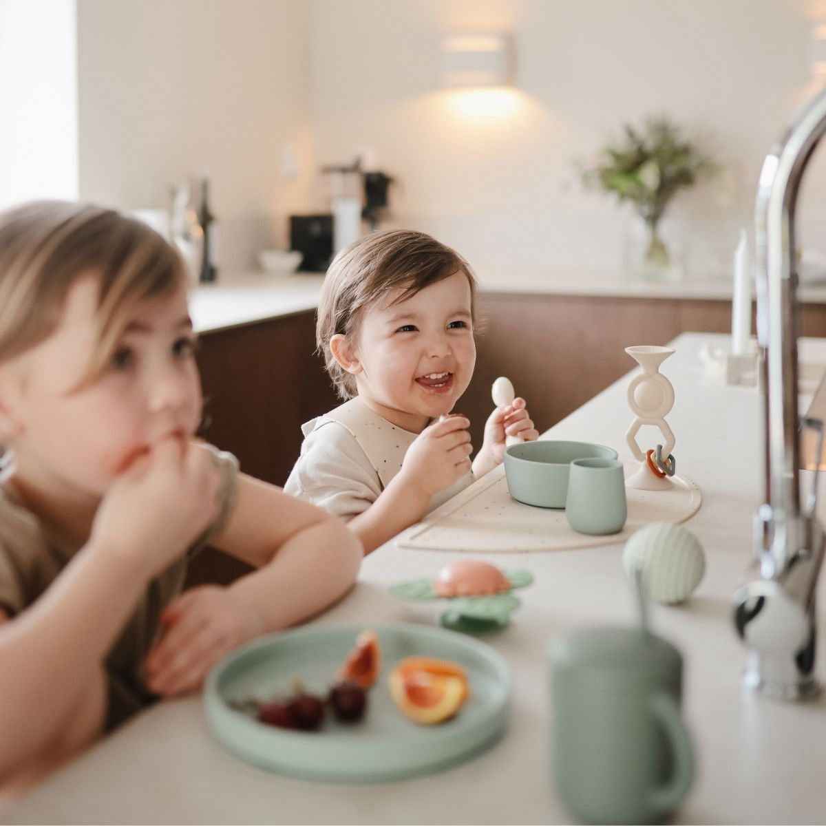 Mushie | High Chair Toy Hexapop Shifting Sand