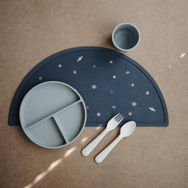 Mushie siliconen bord met zuignap Cambridge blue