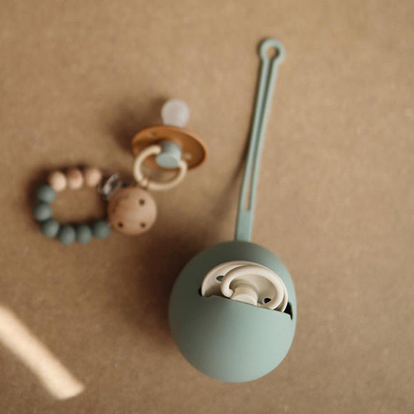 Mushie siliconen fopspeenhouder Powder blue