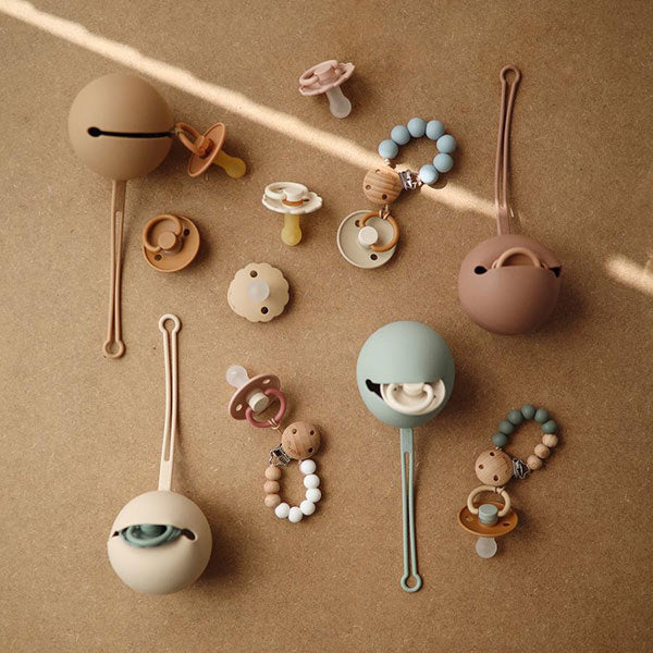 Mushie siliconen fopspeenhouder Powder blue