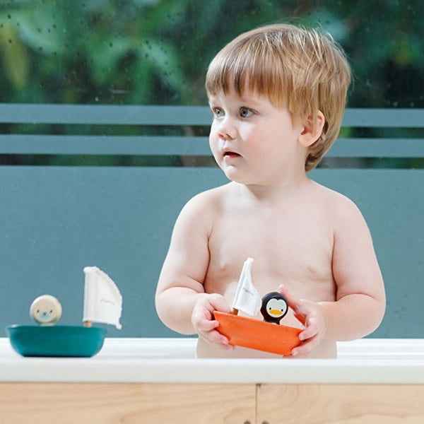 Plan Toys - badspeelgoed - zeilboot zeehond +1jr