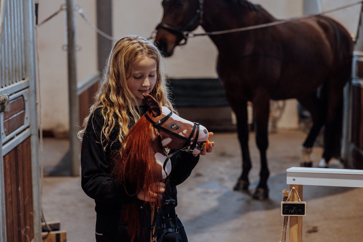 By Astrup | hobby paard coco, rood/wit