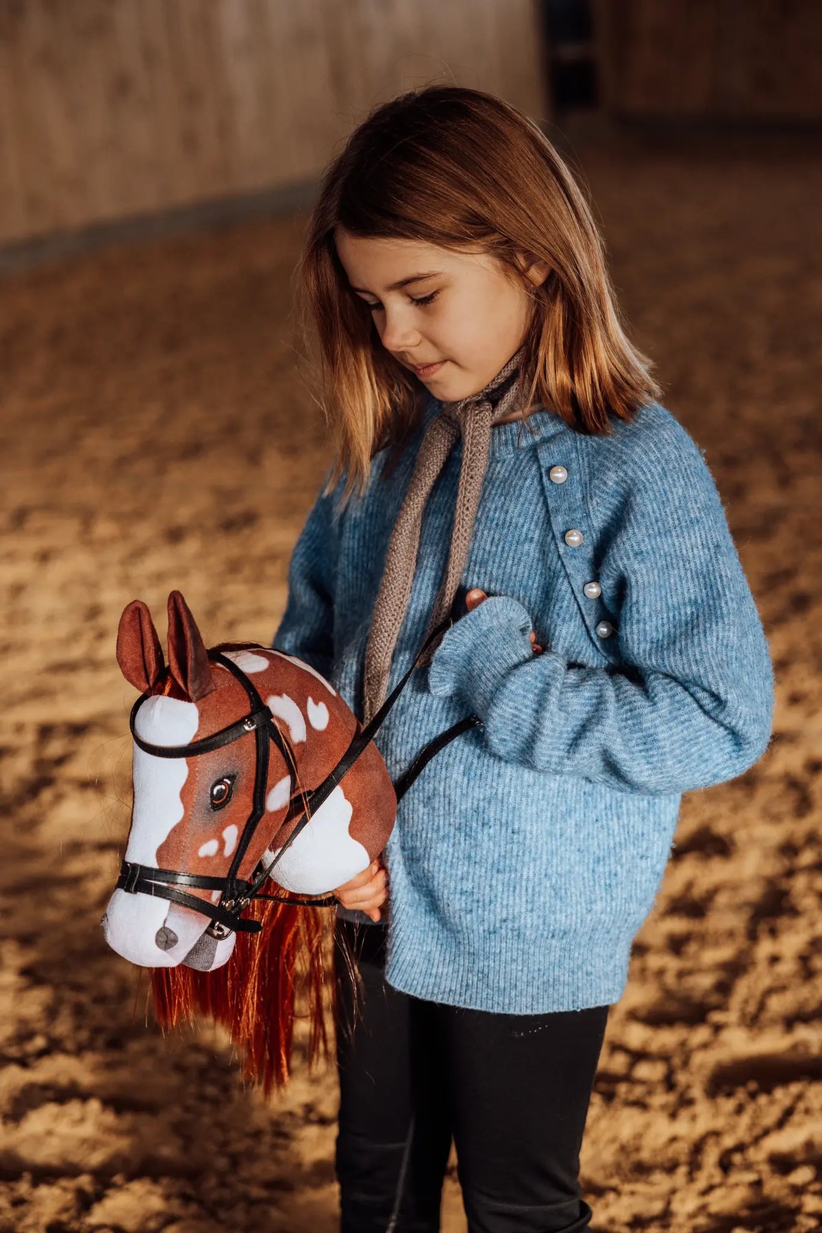By Astrup | hobby paard coco, rood/wit